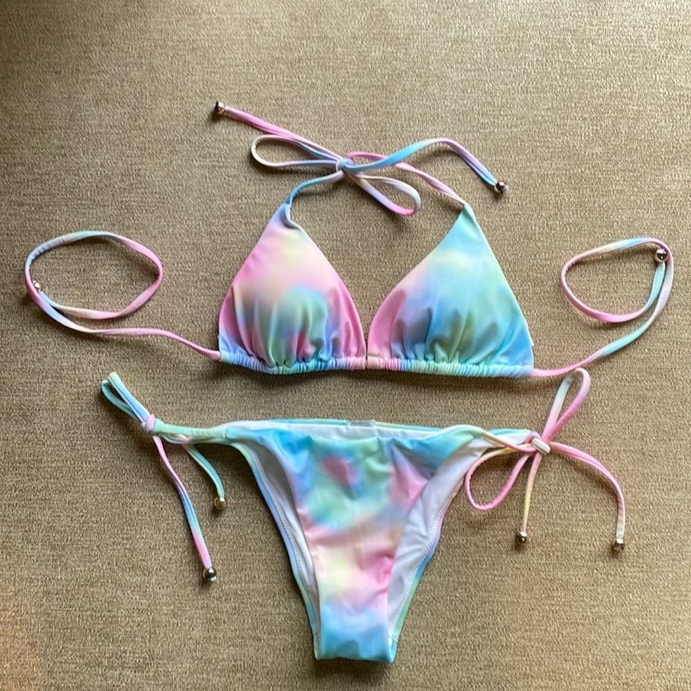 Bathing suit set- too and bottoms.